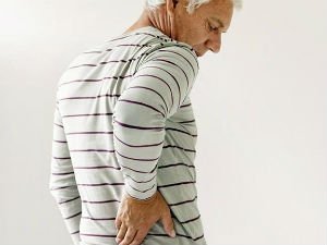 Боли в спине отдающие в правый и левый бок: болят оба бока и отдает в спину справа и слева или в правом боку спины - симптомы диагностика и лечение